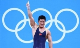中国选手吕小军夺男子举重77公斤级金牌
