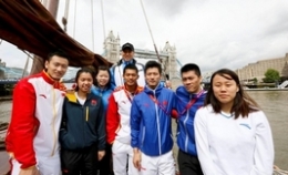 中国羽毛球队在伦敦塔桥庆祝包揽五金