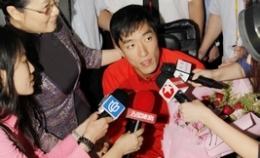 åˆ˜ç¿”æ‰‹æœ¯åŽå›žå›½ å‘Šåˆ«ä¼¦æ•¦æŠµè¾¾ä¸Šæµ·(ç»„å›¾)
