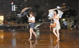 â€œå¤©ç§¤â€é€¼è¿‘ å°æ¹¾å¤šåœ°å¤§é›¨(å›¾)