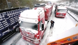 北京近2000人因暴雪被困八达岭高速 (组图)