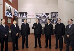习近平等参观《复兴之路》展览