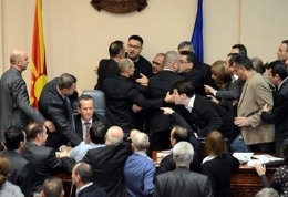马其顿反对党成员在议会上与议会主席大打出手