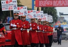 重庆制服美女行为艺术宣传新交规