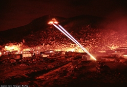 越战老照片：美夜间火力袭击越南狙击手