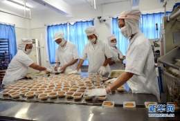 “平价”月饼出炉记：生产商打“平价牌”应变