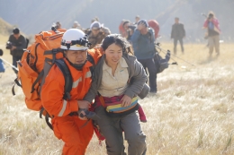 新疆军区某陆航旅直升机成功营救五名被困驴友