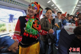 云南少数民族风情列车开通一年深受好评