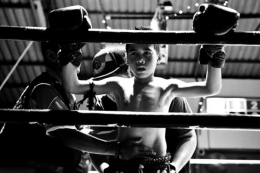 摄影师记录搏击场上的泰拳儿童