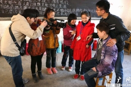 纪实：小学生亲身体验当记者的辛苦