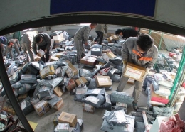 图片故事：“疯狂”的快递