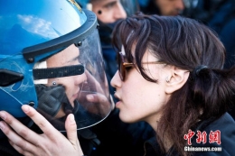 意大利女生抗议时亲吻警察面罩 被指性骚扰