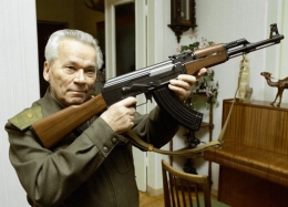AK-47之父：“枪王”卡拉什尼科夫去世