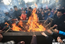 元旦超万人敬香挤爆雍和宫
