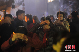 各地民众进寺庙争头香 希望马年有好运