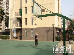 八旬“篮球奶奶”每天做150次俯卧撑、仰卧起坐