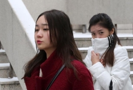 中戏艺考初试 考生雪天赶考