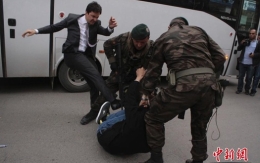 土耳其总理顾问踢打矿难事故抗议者