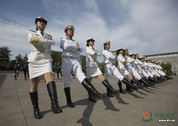 中国仪仗队女兵整理仪态迎接意大利总理来访（高清组图）