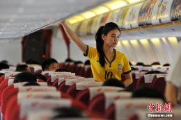 空姐变身足球宝贝 万米高空点燃“世界杯激情”