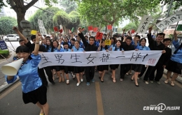 长安大学剧情版毕业照走红演绎民国热血青年