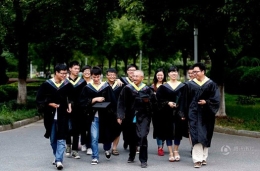 浙江73岁爷爷大学生毕业圆梦 打算继续考研