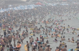 青岛持续高温 海滨浴场游客扎堆如“下饺子”