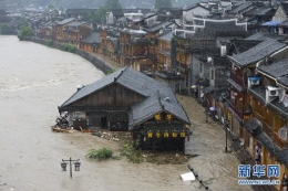 湖南遭受暴雨袭击 凤凰古城被淹全城停电