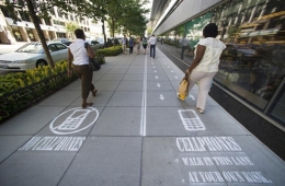 华盛顿一街道设立“禁用手机”通道