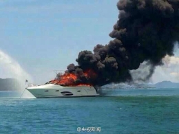 豪华游艇三亚起火爆燃 船身上部烧剩骨架