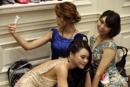 女孩们的明星梦：中韩美女选秀幕后揭秘