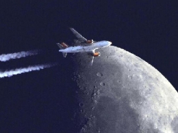 神奇摄影：镜头捕捉飞机“追月逐日”