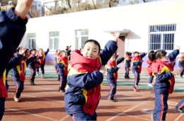 吉林一学校改编《小苹果》当课间操