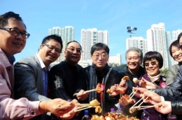 香港举行万人冬至盆菜宴低收入者大快朵颐