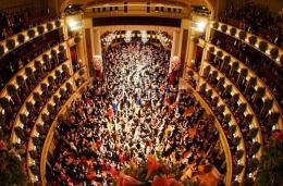 维也纳歌剧院举行年度舞会 场面壮观