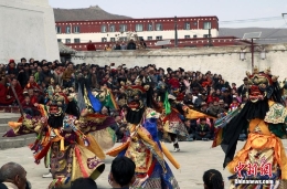 青海格鲁派寺院隆务寺举行“跳欠”仪式