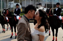 重庆爱马恋人用马队成亲完婚