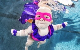 奇趣摄影：萌翻了！水中宝宝的游泳训练