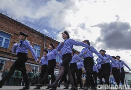 俄罗斯女子监狱举行游行 纪念二战胜利70周年