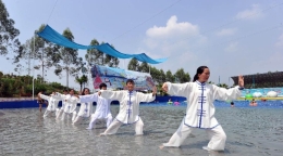 重庆市民演绎“水上太极拳”