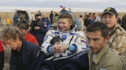 三名宇航员返回地球 俄罗斯宇航员创世界纪录