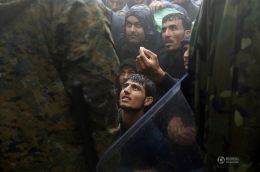 叙利亚难民雨天赶路 跪地乞求进入马其顿
