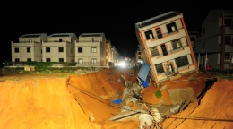 受台风“环高”影响 海南一栋3层民房倾倒入“深坑”