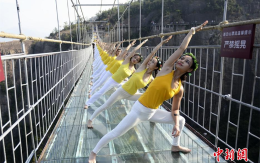 180米高透明玻璃瑜伽表演 百人惊艳秀