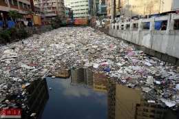 菲律宾马尼拉河流污染严重 垃圾吞噬河面