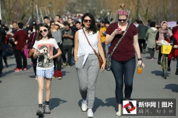 杭州高温似“盛夏” 市民游客清凉出街