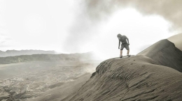酷哥印尼挑战“滑火山” 戴防毒面具全副武装
