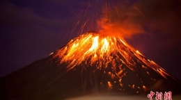厄瓜多尔通古拉瓦火山喷发 夜空绚丽