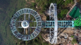 北京石林峡世界面积最大玻璃观景平台迎客