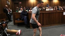 南非“刀锋战士”出席庭审 脱去假肢双腿露真容